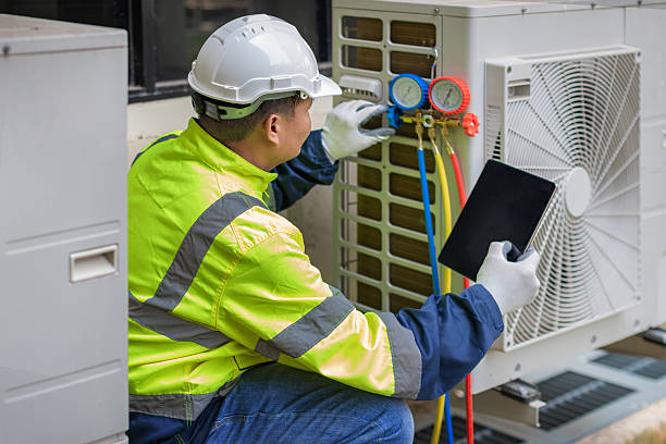 Professional Ac Installation technician working in Winthrop Harbor, IL